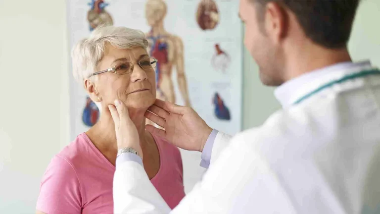 Dia Mundial de Conscientização sobre Linfomas. A imagem do blog é de uma idosa com blusa rosa com um médico apalpando sua garganta