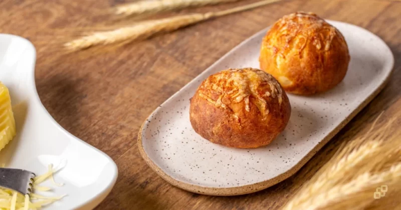 Pão de batata recheado servido em prato de cerâmica, opção de lanche macio para pacientes em tratamento do câncer